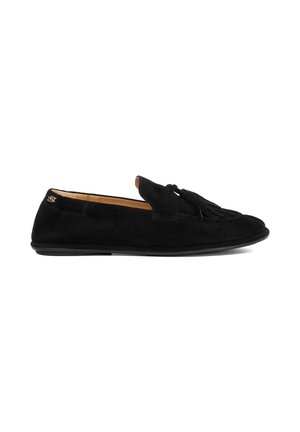 Zwarte nubuck instappers met een platte zool, voorzien van een voorste kwastdetail en leren voering. Minimalistisch ontwerp zonder zichtbare hardware.