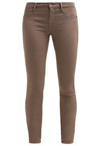 Jean marron coupe slim avec fermeture à boutons et zip à l'avant, passants pour ceinture et design à cinq poches.