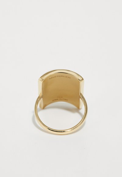 Anillo de oro con una parte superior plana y rectangular y una banda lisa. Texto grabado en el lado interior. Acabado pulido con una superficie reflectante.
