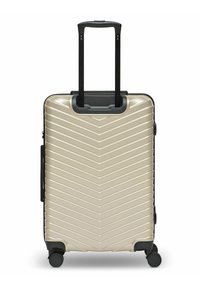 Valise rigide dorée avec une poignée télescopique et quatre roulettes pivotantes noires, présentée debout sur un fond blanc.