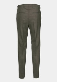 Pantalons ajustés en tissu vert olive foncé avec une texture subtile, dotés d'une jambe droite, de passants de ceinture et de deux poches arrière.