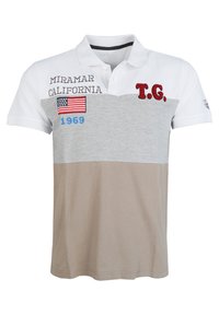 Pikétröja med vit krage, grå kropp och beige nederdel. Har broderad text, amerikansk flagga och numeriska detaljer i blått och rött.