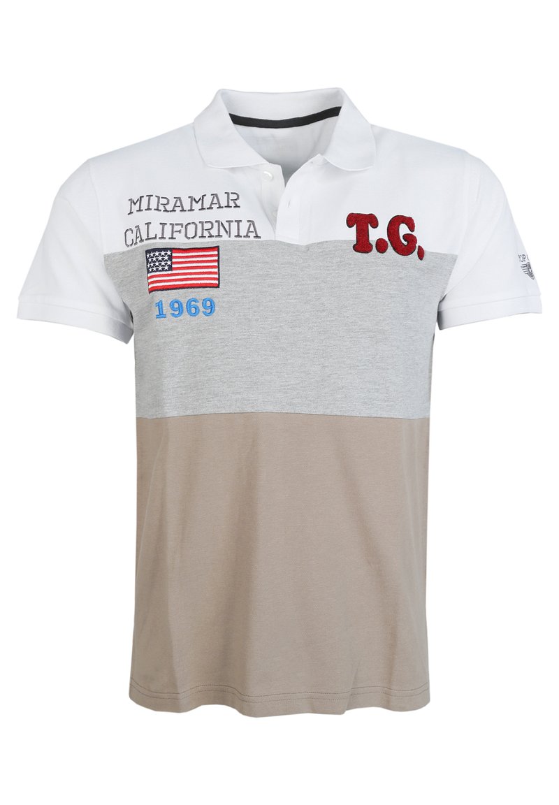 Pikétröja med vit krage, grå kropp och beige nederdel. Har broderad text, amerikansk flagga och numeriska detaljer i blått och rött.