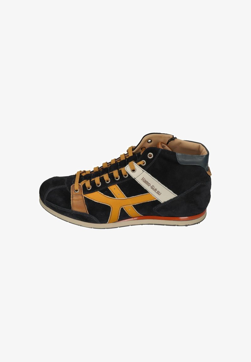 Hoher Sneaker aus schwarzem Wildleder mit braunen Akzenten und orangefarbenen Designelementen. Schnürverschluss mit gepolstertem Kragen.