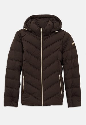 Giacca imbottita marrone scuro con cappuccio, zip frontale, due tasche laterali con zip e un piccolo logo rotondo sulla manica sinistra.