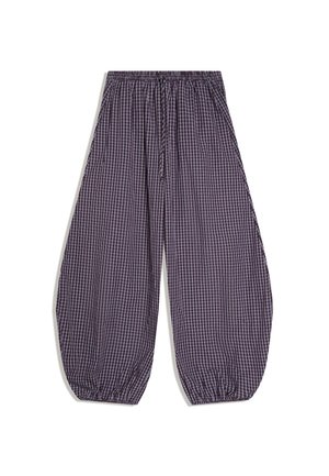 Voľné nohavice s elastickým pásom a manžetami na členkoch, s drobným fialovo-bielym kockovaným vzorom.