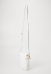 Λευκή τσαντάκι crossbody με γυαλιστερό χρυσό αξεσουάρ, ρυθμιζόμενο λουρί και θήκη με φερμουάρ για ασφαλή αποθήκευση.