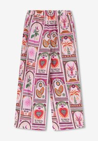 Pantalons larges en tissu léger, arborant un fond rose vif avec des motifs graphiques multicolores, y compris des cœurs et des fruits.
