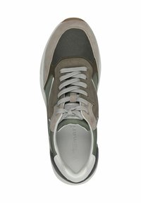 Snygga sneakers med snörning, grått mocka och mesh-material, gröna detaljer och en vit gummisula. Har texturerad tyg och kontrasterande material.