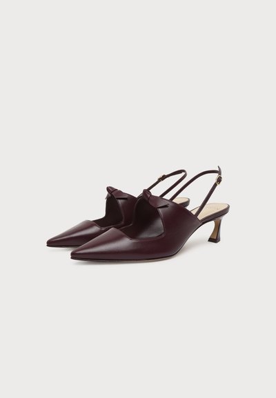 Ζευγάρι σκούρα μπορντό γόβες slingback με μυτερή μύτη, μεσαίου ύψους τακούνι kitten, κομμένες πλαϊνές πλευρές και λεπτά λουράκια αστραγάλου με αγκράφες.