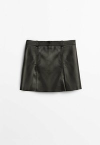 Mini-jupe en similicuir noir avec passants de ceinture et détail de pli avant sur fond blanc.