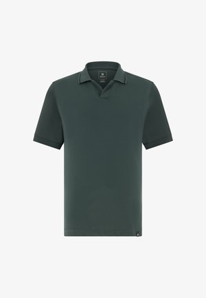 Polo manches courtes vert foncé avec col ouvert et petite étiquette de marque noire en bas de l'ourlet.