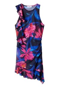 Robe à imprimé floral présentant des fleurs roses et bleues sur un fond bleu marine. Elle comporte une épaule à volants et un ourlet asymétrique. Tissu léger.