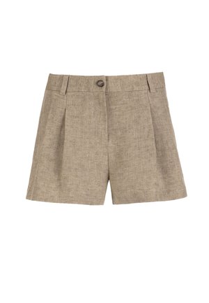 Bézs színű vászonsort elöl gombos záródással, övbújtatókkal és pliszírozott részletekkel, egyszerű fehér háttéren.