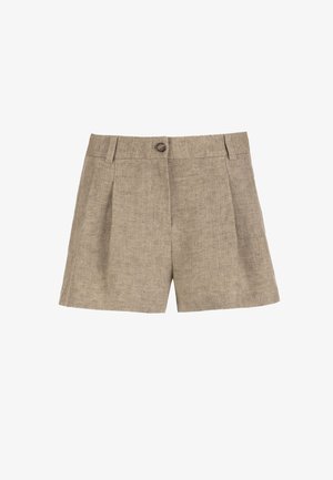 Bézs színű vászonsort elöl gombos záródással, övbújtatókkal és pliszírozott részletekkel, egyszerű fehér háttéren.