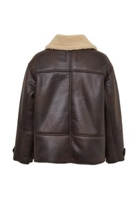 Giacca in pelle marrone con collare in velluto color crema, caratterizzata da un design squadrato, cuciture visibili e bottoni laterali per la chiusura.