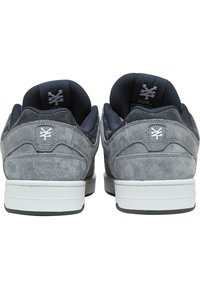 Baskets en daim gris au design bas, dotées d'une doublure en mesh noir et de semelles en caoutchouc blanches. Talon renforcé avec un détail de logo.