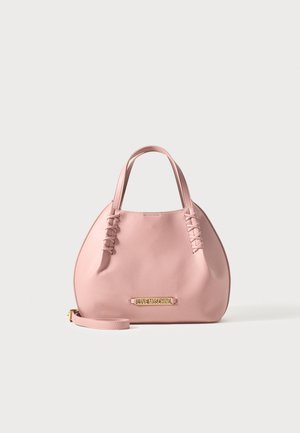 Pehme vaaleanpunainen käsilaukku pyöreällä muotoilulla, kaksinkertaiset kahvat, joissa kudottu yksityiskohta, kullanvärinen "Love Moschino" logolla varustettu laatta ja irrotettava olkahihna.