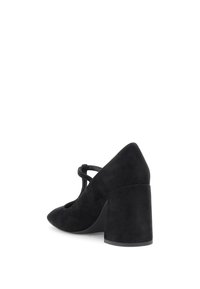 Schwarze Wildleder-Pumps mit spitzer Zehenform und einem stabilen Absatz. Mit überkreuzten Riemen für zusätzliche Details. Glatte Textur überall.