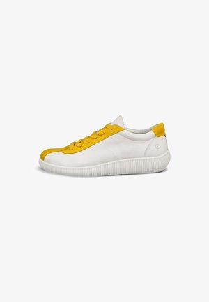 Des sneakers blanches avec des accents jaunes, présentant un dessus en cuir texturé, un bout rond, des lacets plats et une semelle épaisse et striée.