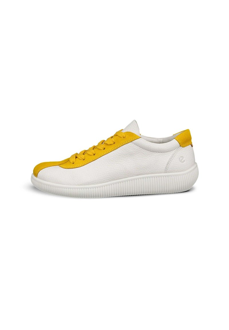 Vita sneakers med gula accenter, med en texturerad läderovandel, rund tå, platta snören och en tjock, ribbad sula.