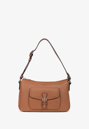 Leren handtas in bruin met een gladde textuur, voorzien van een voorvak met klep dat is beveiligd met een metalen gesp en een verstelbare schouderriem.