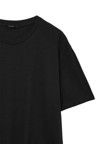 T-shirt in cotone nero con collo rotondo e maniche corte. Texture liscia, vestibilità rilassata, design minimale, senza motivi o dettagli visibili.