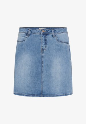 Világoskék farmer miniszoknya övbújtatókkal, elöl gombos, zsebekkel, fehér háttér előtt bemutatva.