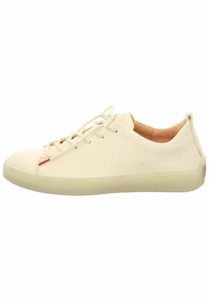 Weißes Leder-Sneaker mit glatter Oberfläche, abgerundeter Zehenpartie, leichtem, durchscheinendem Sohlenprofil und minimalistischem Schnürdesign mit rotem Akzent.