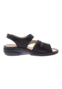 Sandale noire en cuir à bout ouvert, bride arrière réglable, semelle rembourrée et découpes latérales pour la respirabilité et le confort.