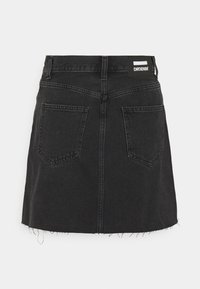 Jupe en denim noir avec ourlet brut, deux poches arrière, passants de ceinture et une étiquette de marque DR.DENIM noire et blanche sur la taille.