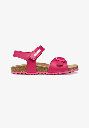 Sandale rose à bout ouvert avec semelle en liège, bride avant réglable avec boucle et bride de cheville en velcro marquée "GEOX" sur fond blanc.