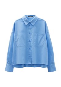 Camicia azzurra chiara con bottoni realizzata in tessuto morbido. Presenta un colletto a punta, due tasche frontali e maniche lunghe e larghe.