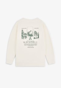 Sudadera de color crema con un estampado gráfico en la espalda que presenta paisajes montañosos verdes y texto. Detalles de puños y bajo acanalados.