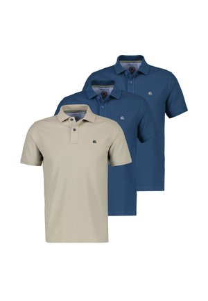 Tre polo da uomo a manica corta in beige e due tonalità di blu, ciascuna con un piccolo logo ricamato sul petto.