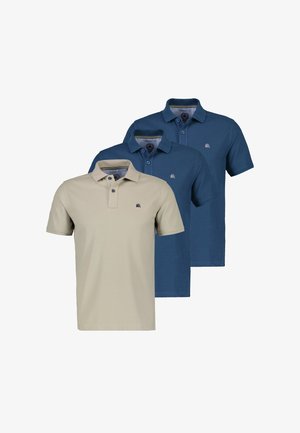 Trzy męskie koszulki polo z krótkim rękawem w kolorze beżowym oraz dwóch odcieniach niebieskiego, każda z małym haftowanym logo na piersi.