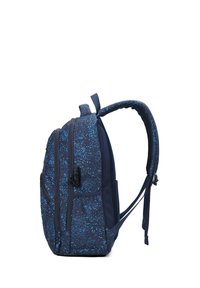 Dunkelblauer Rucksack mit strukturiertem Design, das hellblaue Pixelmuster zeigt, zwei vordere Reißverschlusstaschen und gepolsterte Schulterriemen hat.
