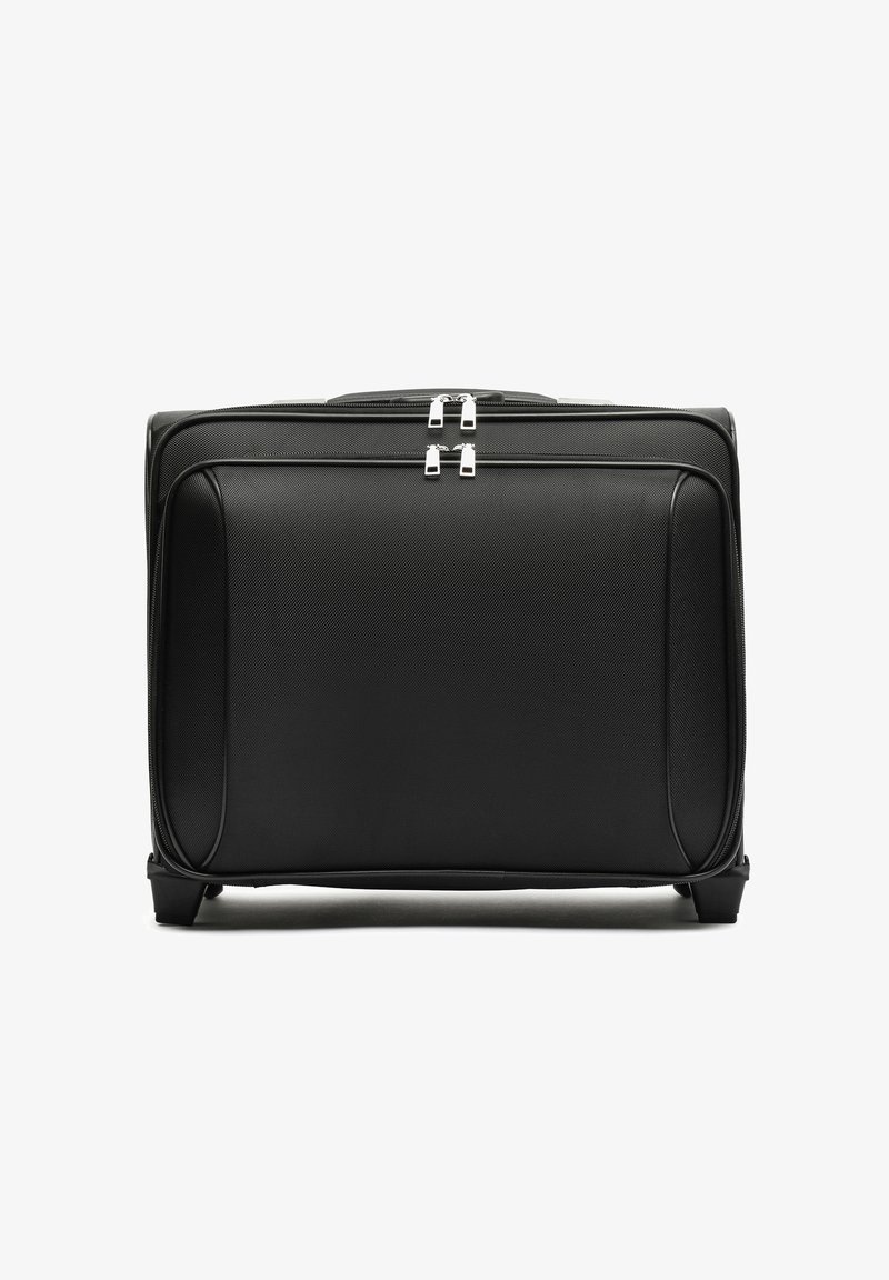 Černý cestovní kufr s texturovaným povrchem, dvojitým zipem, stříbrnými kovovými detaily a obdélníkovým tvarem s zaoblenými rohy.
