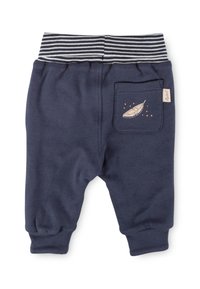 Marineblaue Babypants mit gestreiftem Bund, umgeschlagenem Knöchel und einer kleinen Gesäßtasche mit einem beigefarbenen Feder- und orangefarbenen Punktdesign.