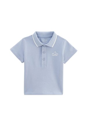 Polo en coton bleu clair avec un col blanc et trois boutons, arborant un petit design de bateau brodé sur la poitrine gauche.