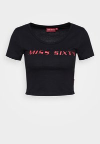 Camiseta negra corta de algodón con mangas cortas y escote redondo, con "MISS SIXTY" impreso en rojo en la parte delantera.