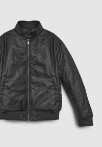 Schwarze Bomberjacke aus strukturiertem Kunstleder, mit Reißverschluss vorne, Stehkragen und gerippten Bündchen und Saum.