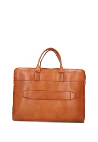 Malette en cuir de couleur tan riche, avec une surface texturée, deux poignées et un compartiment central à fermeture éclair. Détails de couture discrets.
