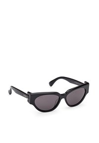 Ochelari de soare cat-eye negri cu lentile întunecate, realizați din plastic. Caracteristici notabile includ rame groase și o marcă subtilă pe lateral.