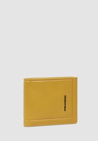 Geel leren portemonnee met een gladde textuur, bi-fold ontwerp, subtiele geperste logo en stikselaccenten langs de randen.