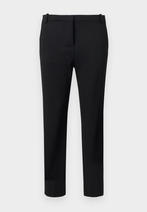 Pantalon habillé noir, coupe slim, avec passants de ceinture, pli avant, et silhouette ajustée sur fond clair.