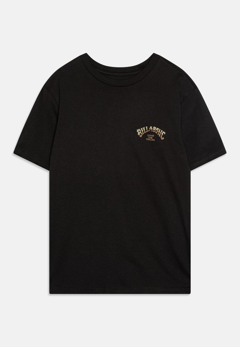 T-shirt in cotone nero con maniche corte e scollatura rotonda. Presenta un ricamo giallo sulla parte sinistra del petto con la scritta "BILLABONG."
