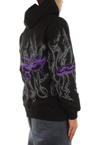 Felpa nera con cappuccio caratterizzata da un motivo a fiamma grigio con dettagli viola. Il design include grafiche sulla schiena e sulle maniche. Materiale in misto cotone.