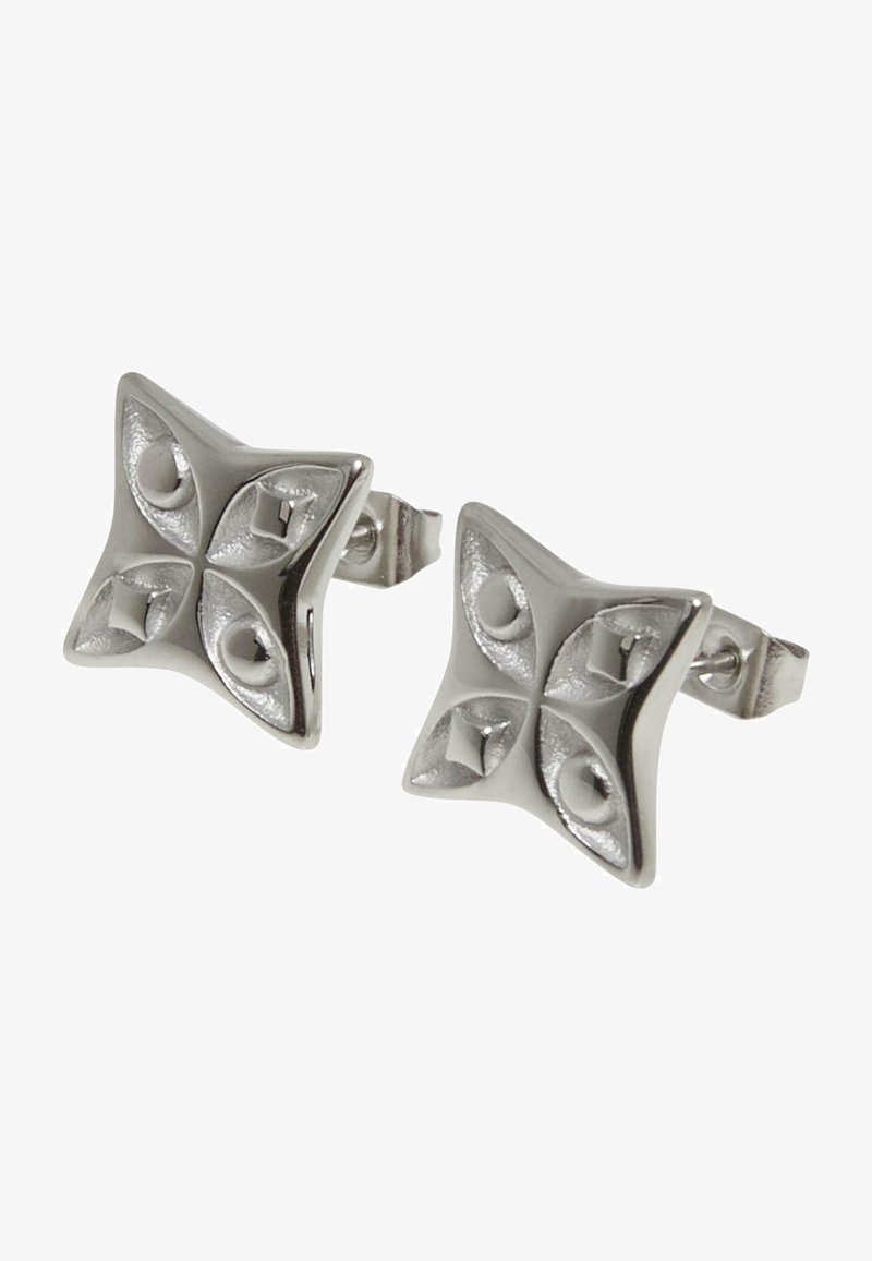 Orecchini a perno tono argento a forma di stella, caratterizzati da quattro sezioni testurizzate con motivi geometrici e dettagli arrotondati.