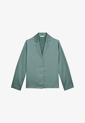 Saténová zelená košile na knoflíky s klopou, dlouhými rukávy a šesti knoflíky vepředu, s hladkým a jemným texturem.